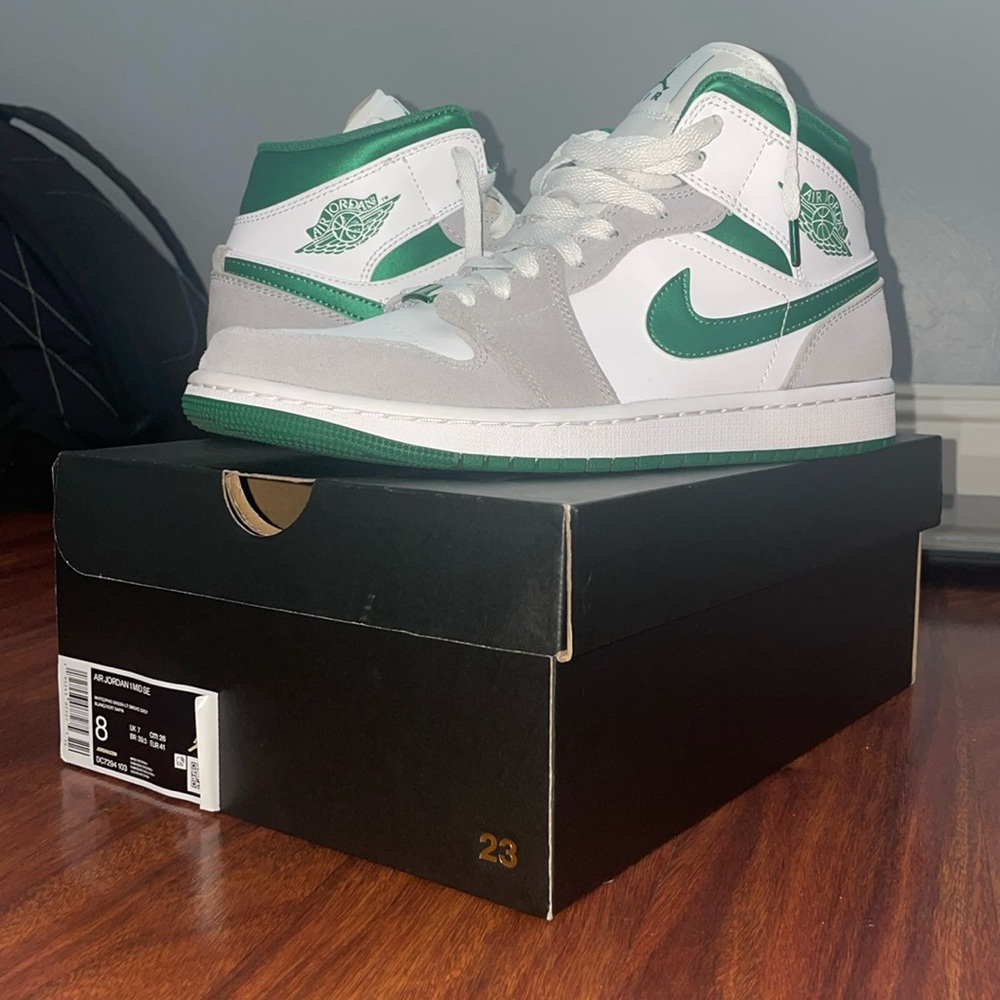 Air Jordan 1 Mid SE Grey Pine Green